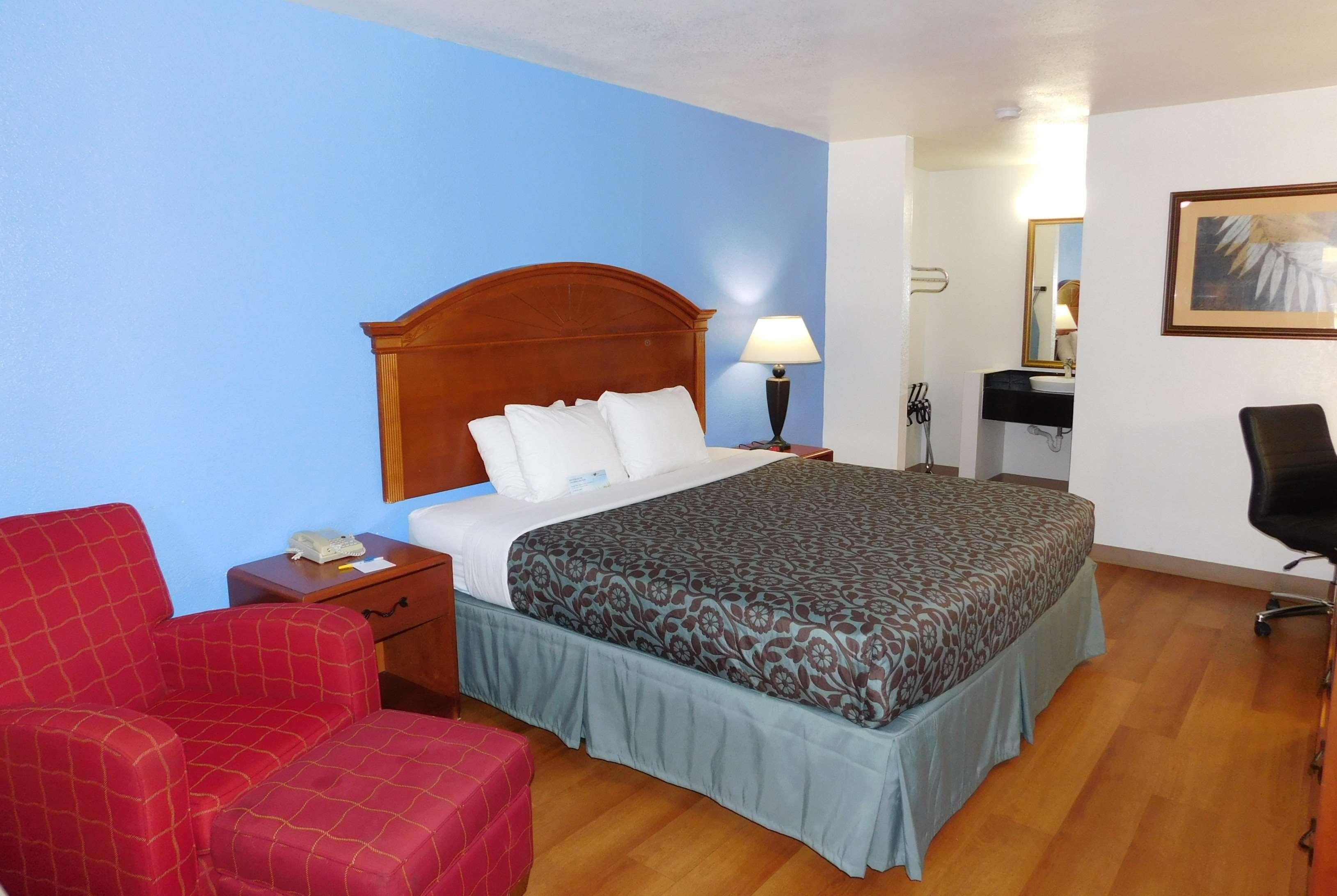 Days Inn By Wyndham Oklahoma City Nw Expressway Warr Acres Экстерьер фото