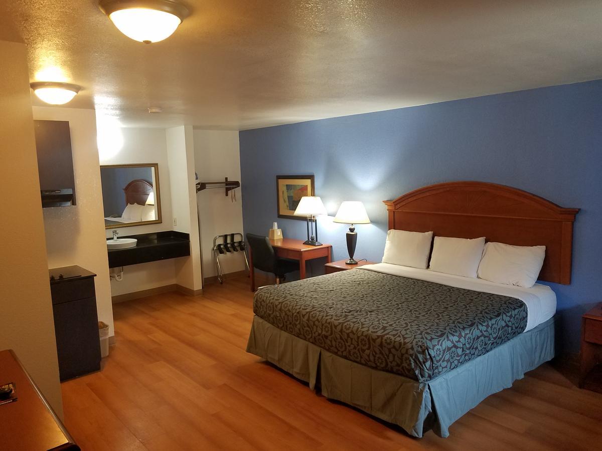 Days Inn By Wyndham Oklahoma City Nw Expressway Warr Acres Экстерьер фото